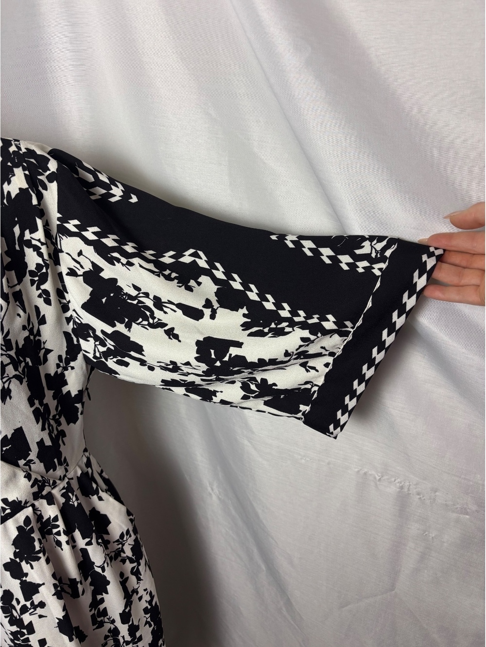 Cabi Floral Geometric Wrap Dress Women Small Black White 3/4 Sleeve Pockets VGUC - Picture 3 of 5